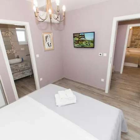Sleeps 8 With Pool Air Con And Wifi * 마카르스카