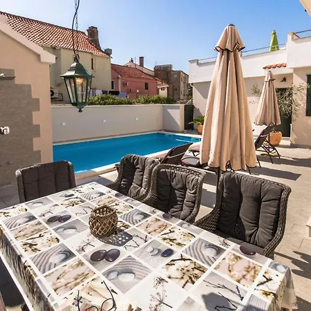 Sleeps 8 With Pool Air Con And Wifi 빌라 마카르스카
