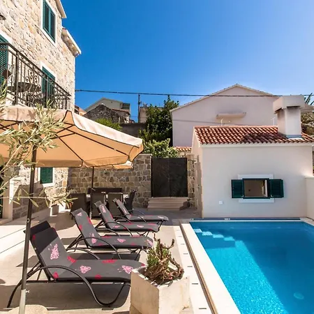 빌라 Sleeps 8 With Pool Air Con And Wifi *