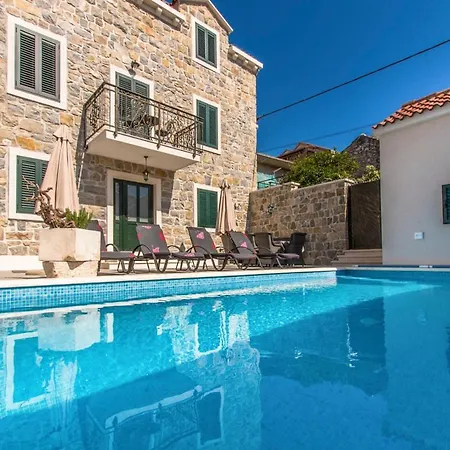 Sleeps 8 With Pool Air Con And Wifi 빌라 *