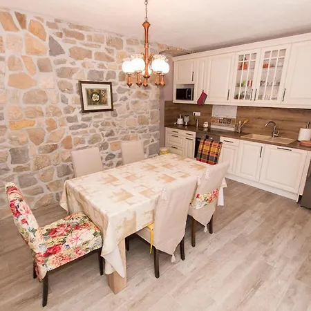 Sleeps 8 With Pool Air Con And Wifi * 마카르스카